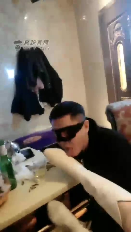 文文文文 给美女舔皮靴 还闻到了捂在里面的棉袜