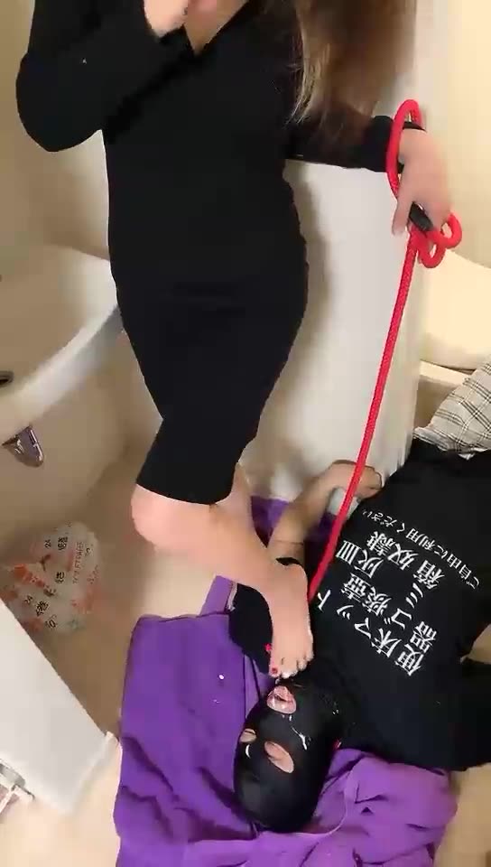 Miori 踩狗嘴刷牙 喝刷牙水