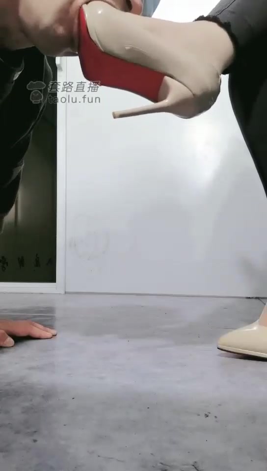 南童 调教应聘老师变舔狗 舔鞋足深喉