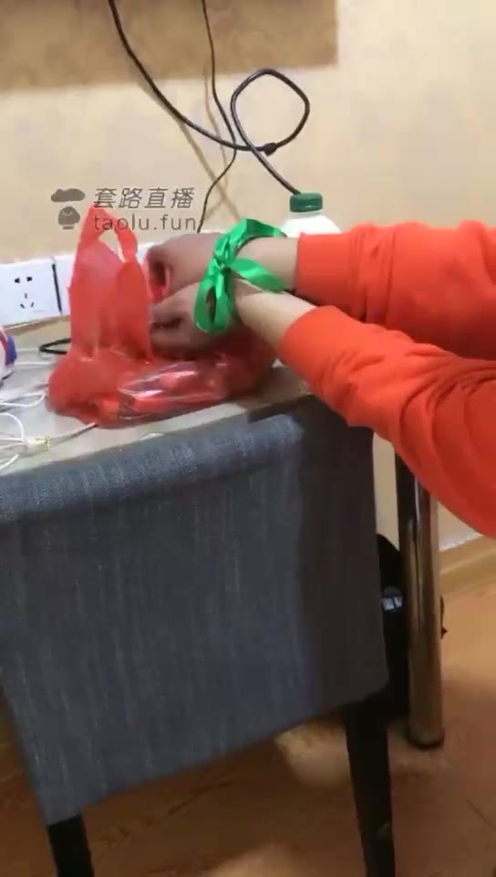 莉娜 棉袜气味调狗 裸足脚喂食