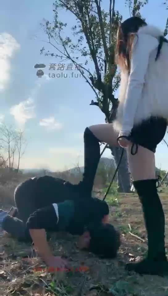 瑞娜 户外遛狗训狗骑马踩踏 强制舔脏靴底
