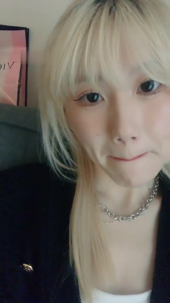 戴戴 圈养狗喜欢靴子