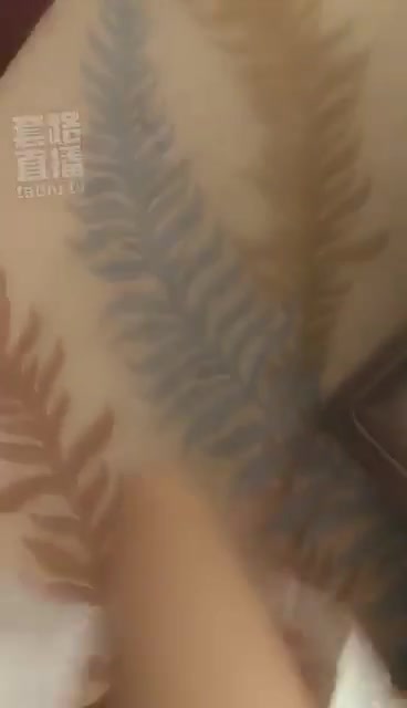 苏墨墨 发现保洁阿姨偷口红 跪舔女主蜜穴