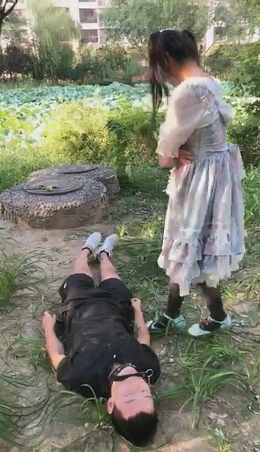 苏墨墨 超刺激户外 小区楼下遛狗踩踏被围观