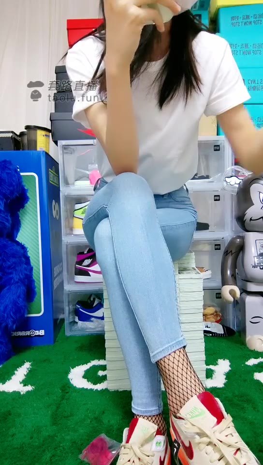 暴力美学 滚进来清理鞋底
