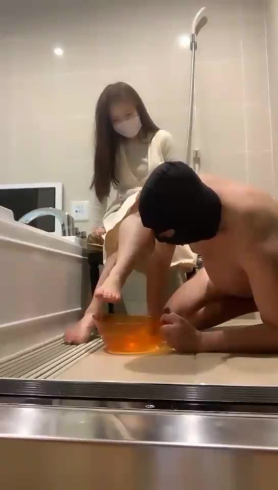Riko 伺候女神洗脚 喝洗脚水