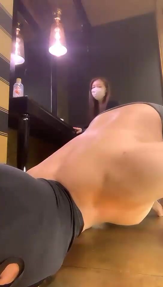 Riko 下贱奴舌头清理鞋底