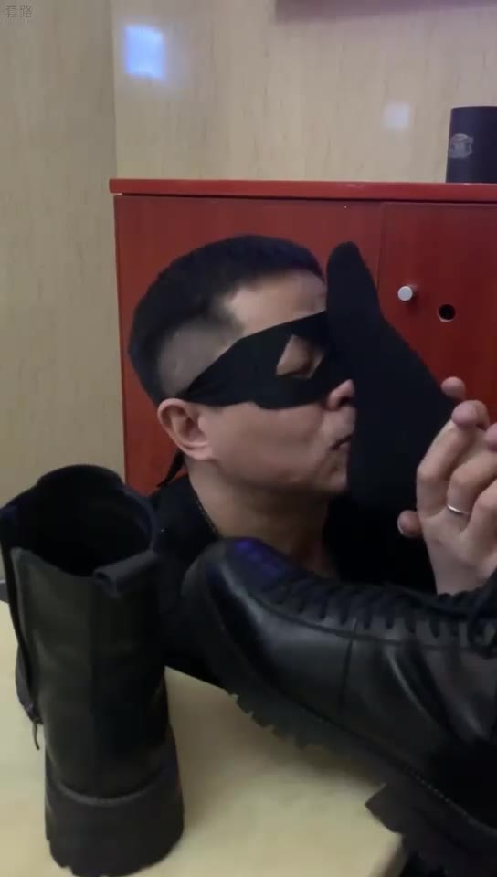 文文文文 KTV素人小姐姐黑棉袜真香 舔鞋底