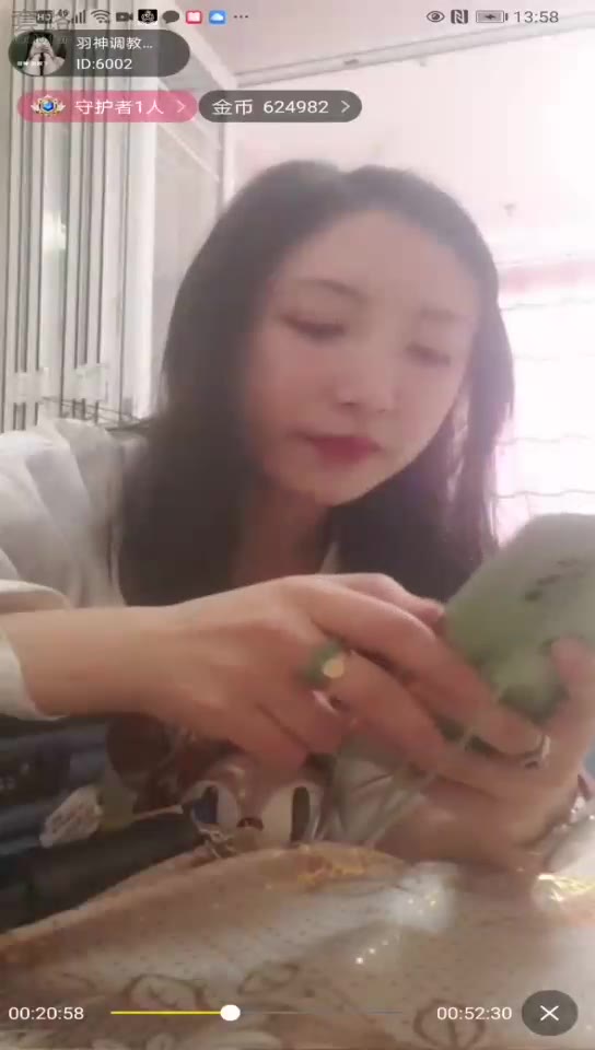 羽殿下 运动鞋小白袜玩狗