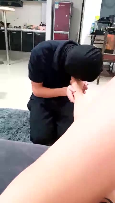 静如女王 把邻居变成狗