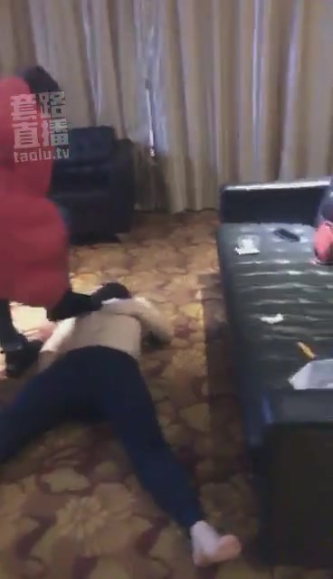 莱宝 情侣主调教 后面舔男主鞋底