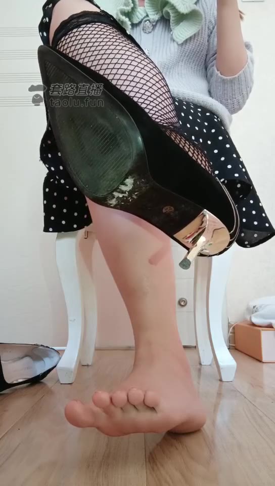 莉娜 连榨4次黑丝塞狗嘴