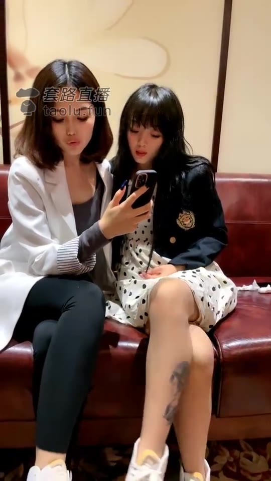 冷菱 和19岁JK妹妹舌吻