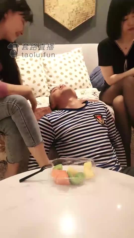 久瑶女神 咀嚼 踩完食物喂它