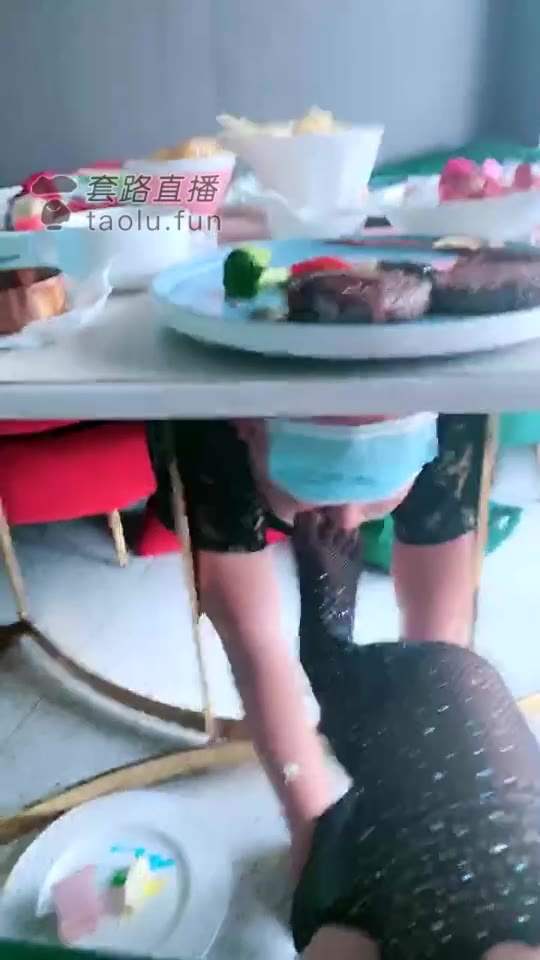 西域古丽叶 咖啡厅内调教 脚喂食 坐脸
