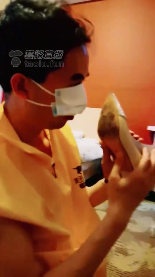 成都叶子 侮辱外卖小哥吃痰