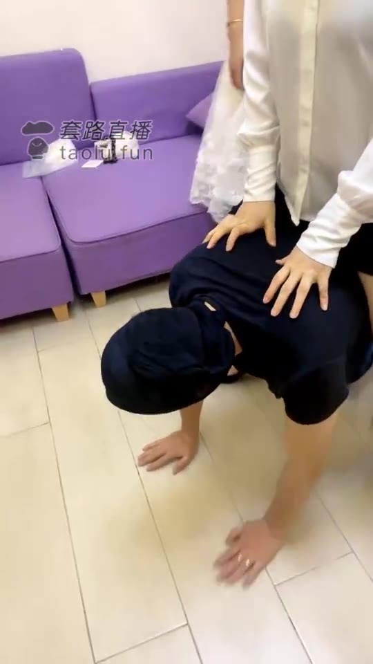 苏苏小仙女 跟美女回家 一起教训猥琐男