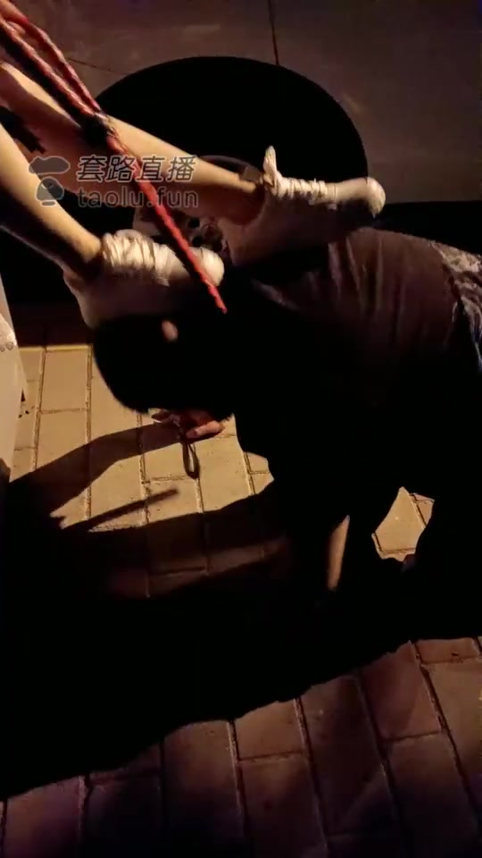 筱雅 户外遛狗舔脏鞋底
