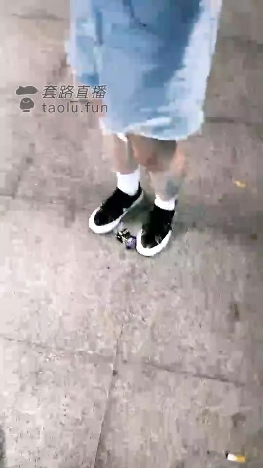 梵高d星空 给路人纹身女磕头 刺激