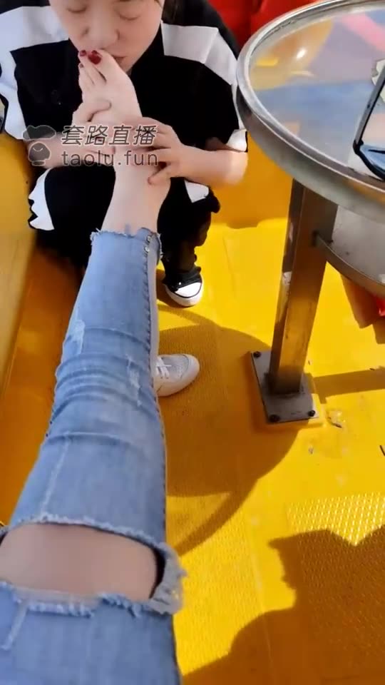 MH女慕乐 湖上游玩 公母伺候主人圣水