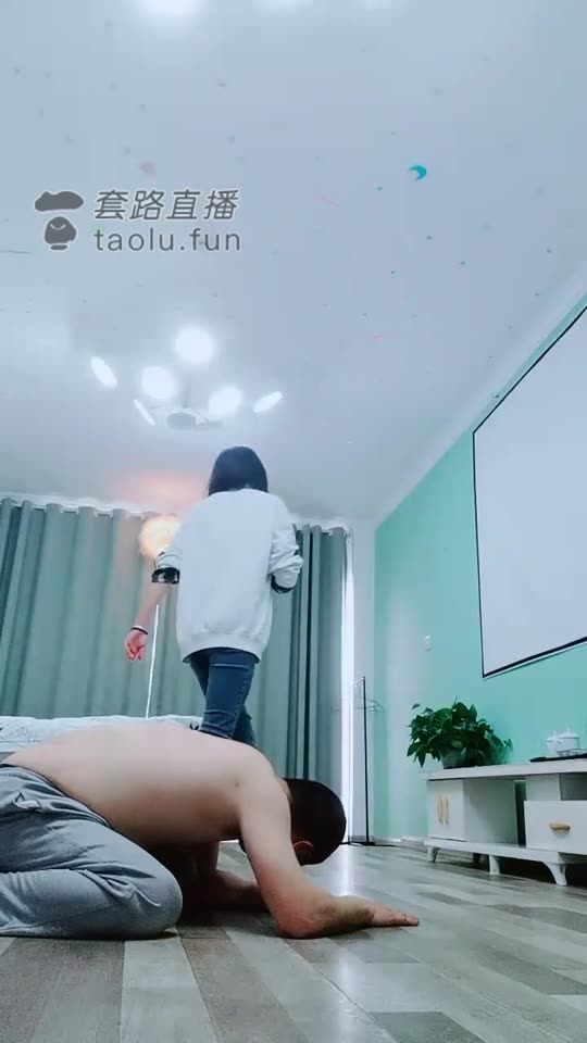 梓晨 小骚货刚回来就爬到主人脚下 JJ痒