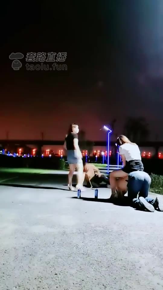 璐萱 双主户外调教双狗