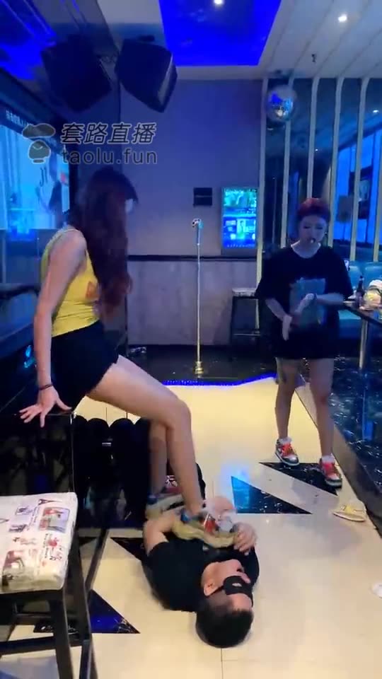 昕昕 让文文爬着回北京