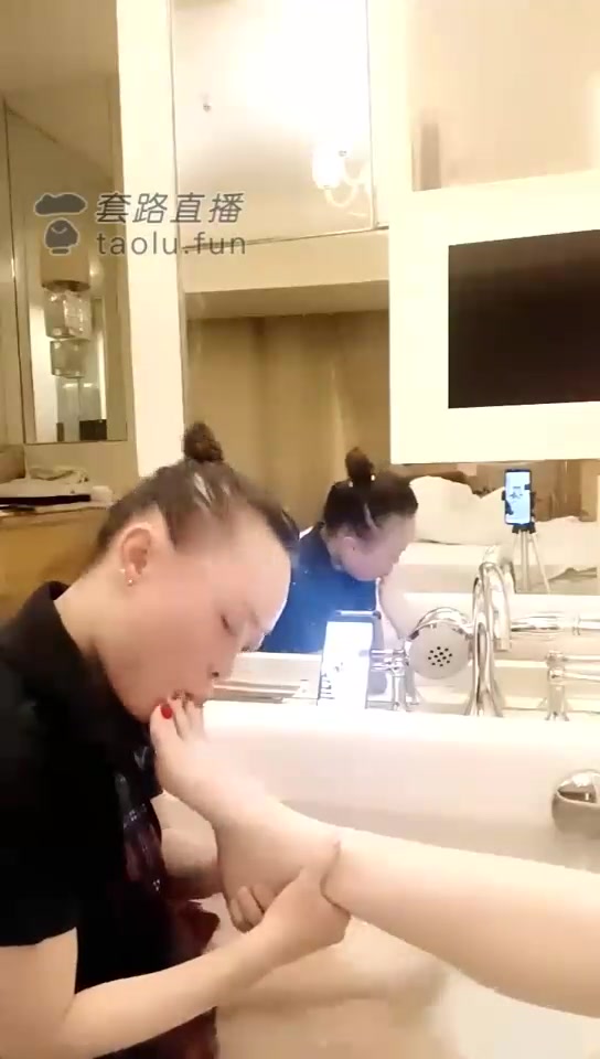 MH女慕乐 伺候主人沐浴 按摩、舔脚 狂扇耳光瞬间被揍哭