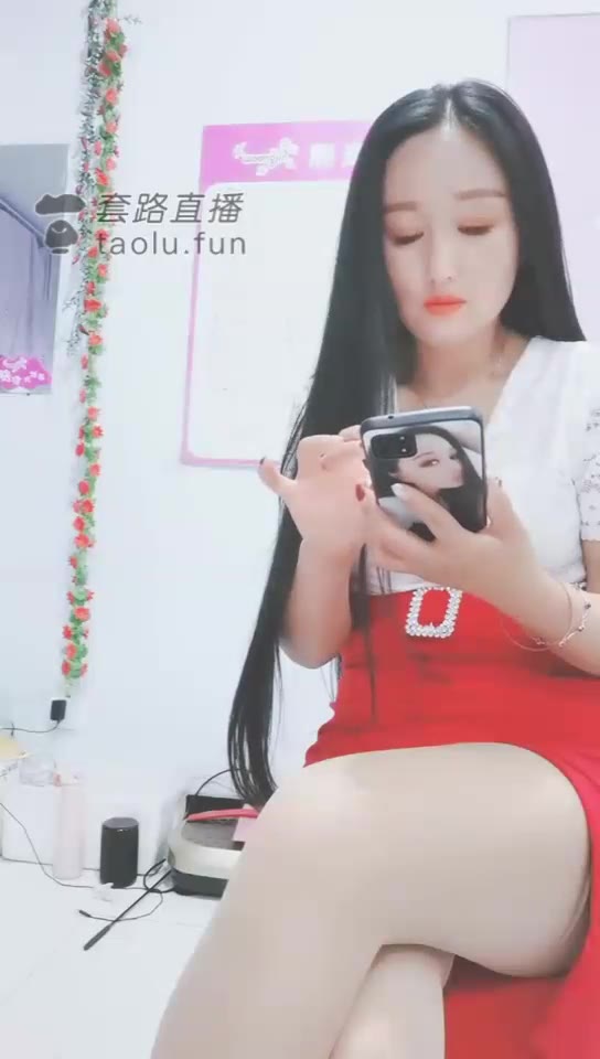 魔蝎女王 狗子惹主人发火遭暴力踢打
