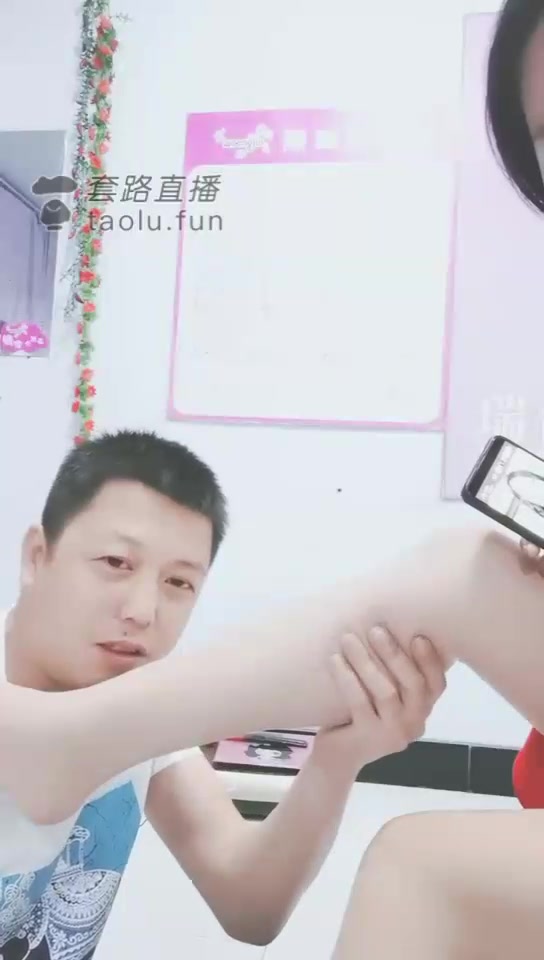 魔蝎女王 狗子惹主人发火遭暴力踢打