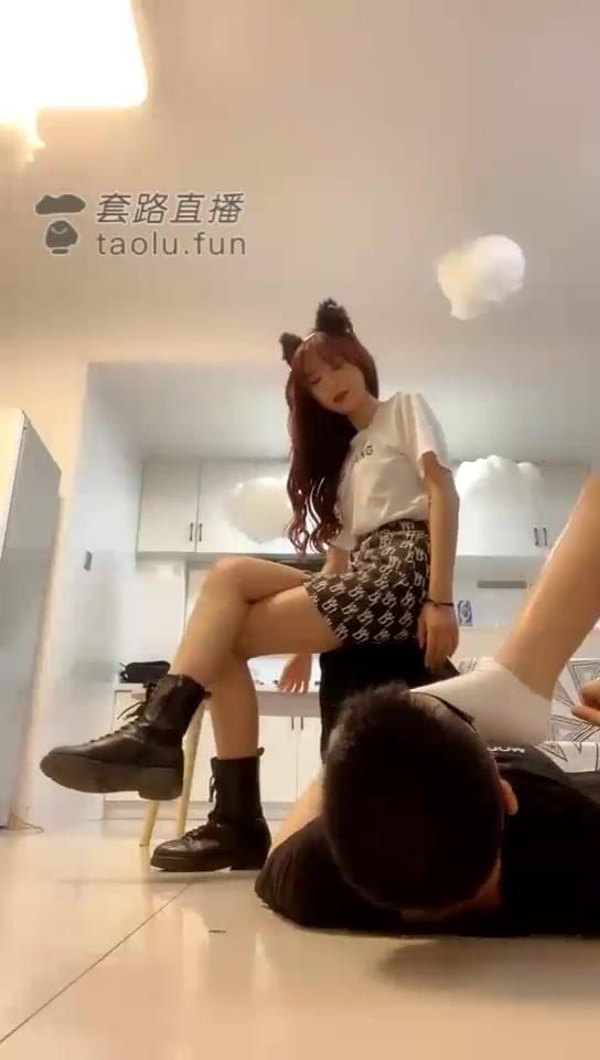 沐清忧和昕昕 文文闻原味还挨踹 被两姐妹轮流踢踹