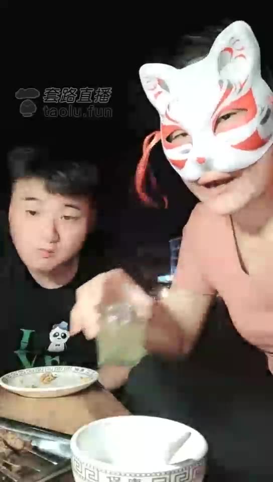 情侣羽落 午夜场户外吃咀嚼物