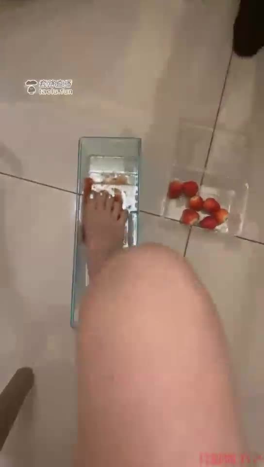 小七 舔脚 深喉 踢裆