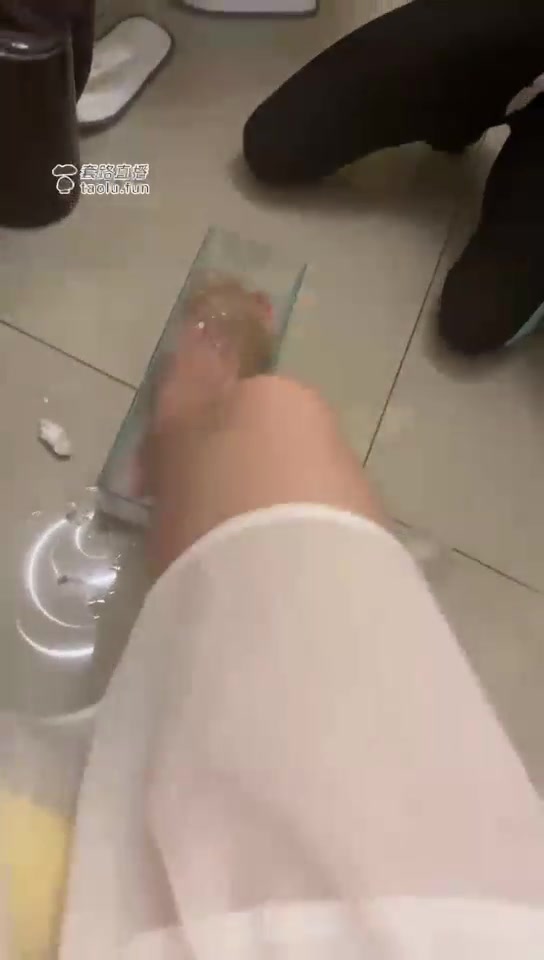 小七 舔脚 深喉 踢裆