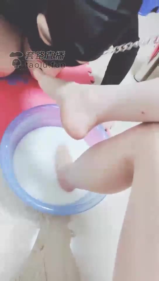 灵竹 傻屌丝迫不及待想喝牛奶洗脚水