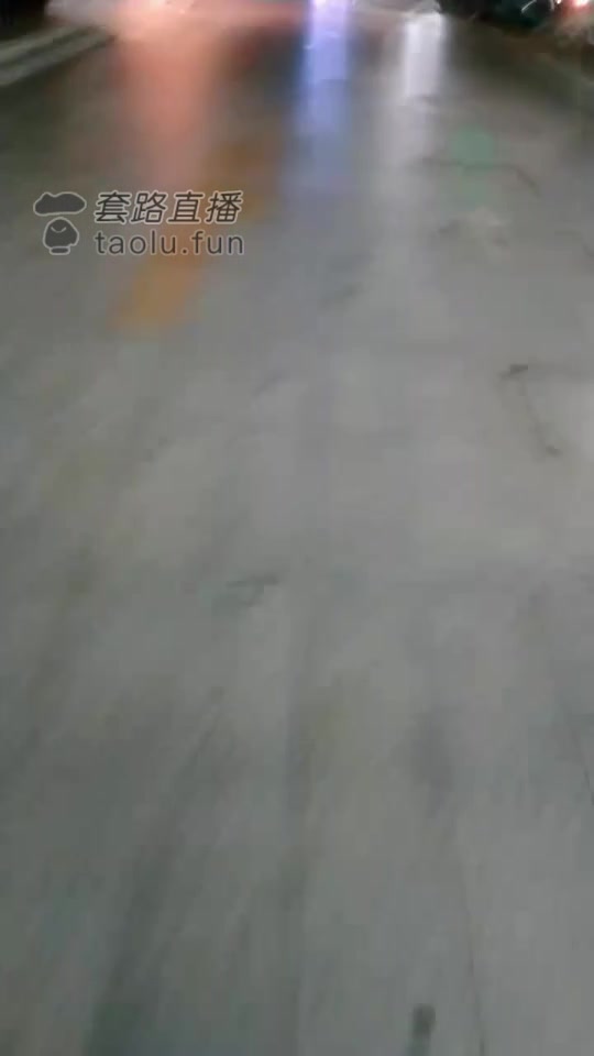 梵高d星空 被路人人字拖美女踩在脚下