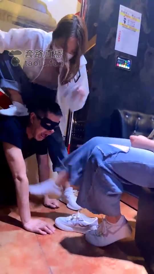 文文文文 KTV两个太妹爆虐要命的节奏