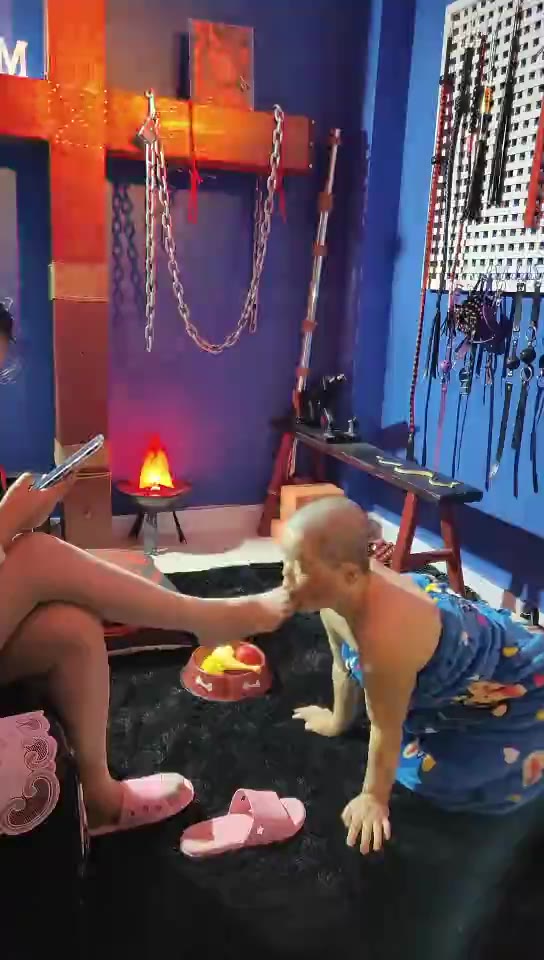 思念成疾 调教母狗喂食鞭打