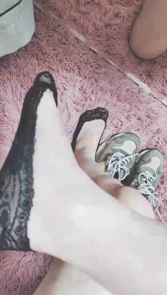 灵竹 运动鞋虐狗 喂船袜泡水