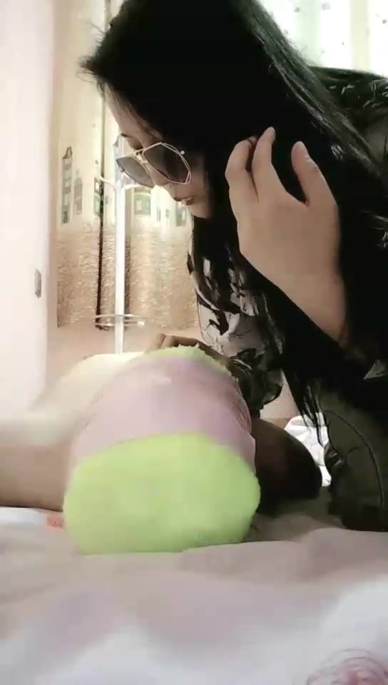 亦菲 喜欢当胯下狗的进 牛仔裤钻胯
