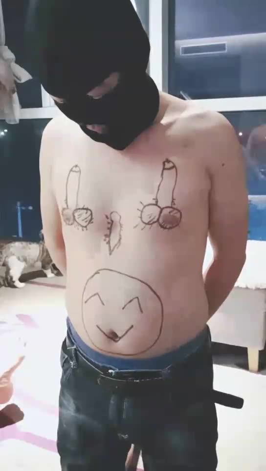 依然 骑在狗子身上画王八