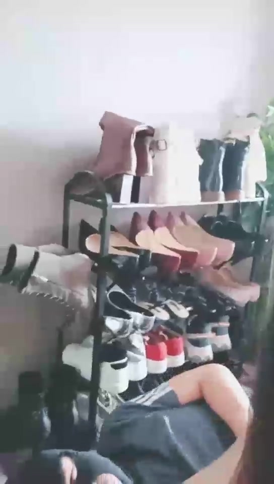 依然 家奴清理各种鞋子