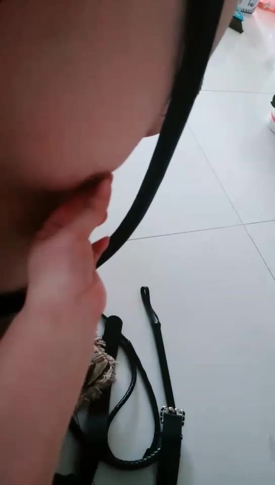 丝皇女王 随心情玩圈养狗 高跟虐乳 踢裆