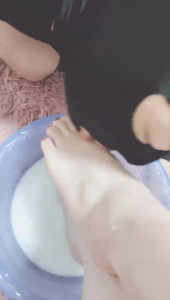 灵竹 脚奴喝洗脚水 牛奶