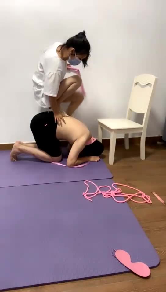 暖暖 遛狗 踢裆 脚耳光 踩踏