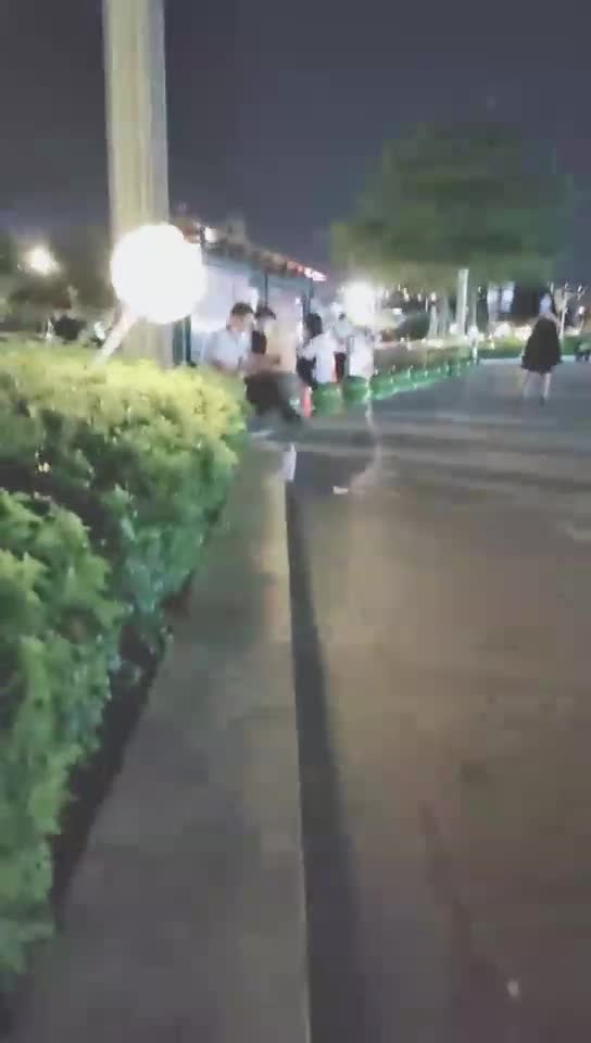 灵竹 今晚户外调教 很多路人小姐姐 给主人按摩 舔脚 踩踏 踢档 60分钟
