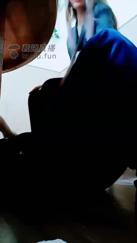湖州女皇余香 幸运小奴当街饭店伺候