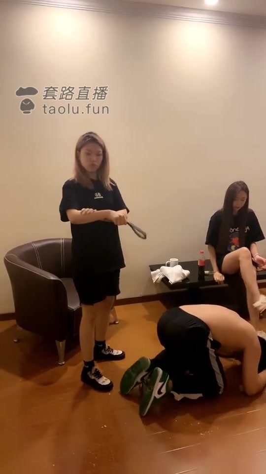 昕昕 和闺蜜一起虐