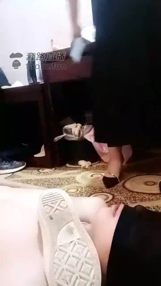 月儿 酒店服务员偷吻被抓