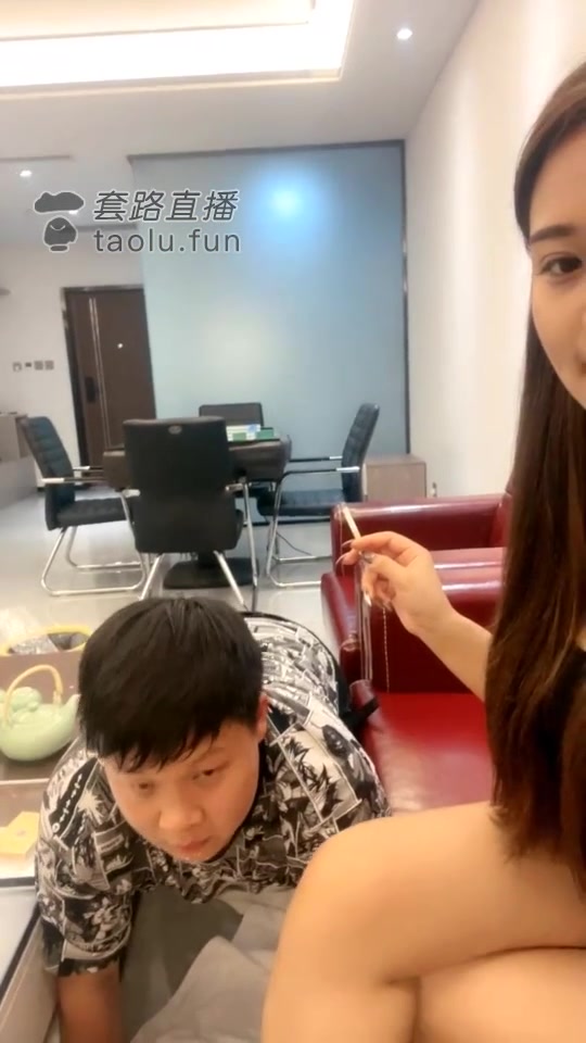 琳琳 边吃边吐